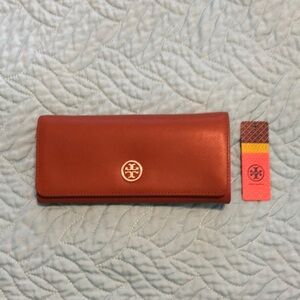 NWT Wallet Tory Burch Robinson Envelope Continental Wallet never used.